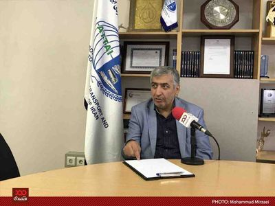 سفر که تعطیل است، چرا به مردم دلار دولتی می‌دهید و آنها را دلال بار می آورید؟