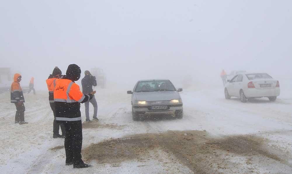 جاده‌های ۴ استان برفی و بارانی است