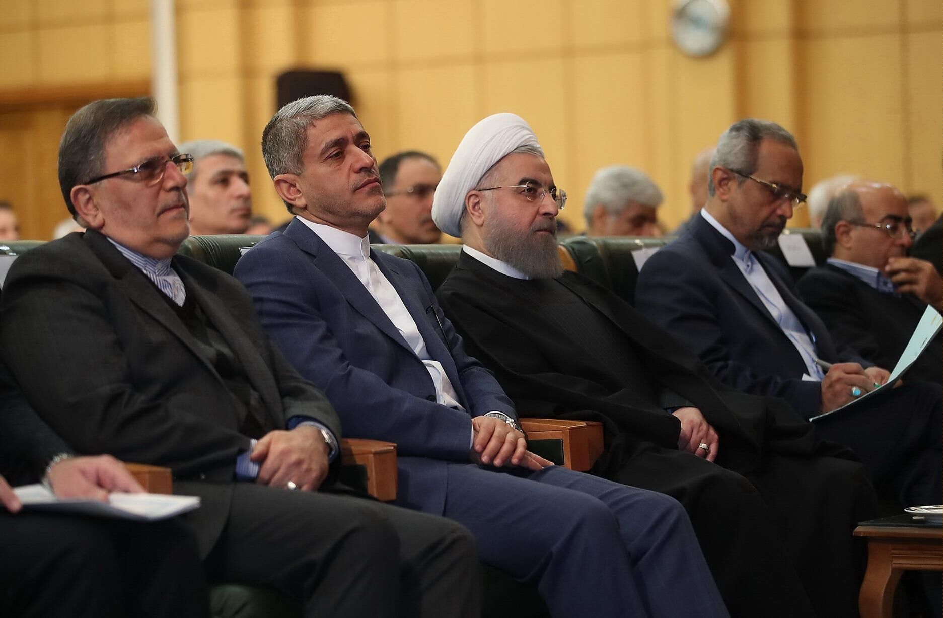 نمره مردودی 121 اقتصاددان و فعال اقتصادی به عملکرد اقتصادی دولت روحانی