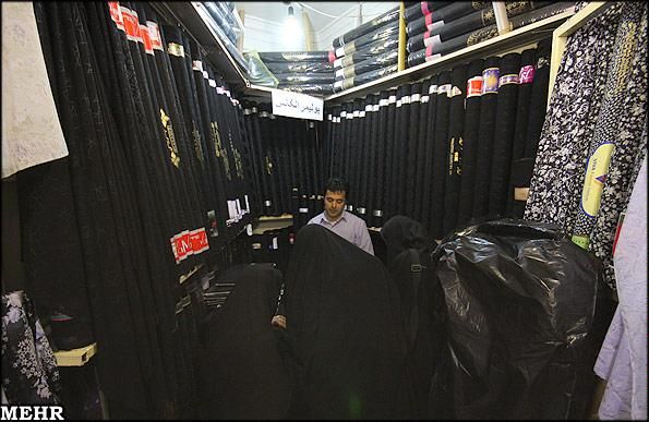 واردات 79 میلیون متر پارچهِ چادر مشکی از خارج!/ برای افتتاح کارخانه چادر مشکلی امروز و فردا میکنند!