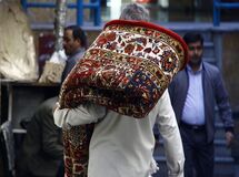 کاهش 10 درصدی فروش فرش ماشینی/ فروشندگان فرش ماشینی به خاطر رکود شغلشان را عوض می‌کنند!