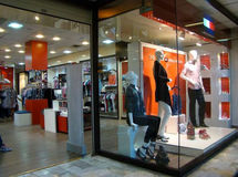 ۹ واحد عرضه کننده پوشاک غیرمجاز پلمب شد/اخطار به ۱۸۵ واحد صنفی