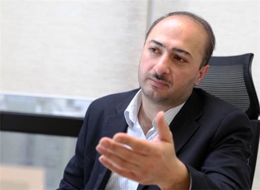 لزومی ندارد که وزیر اقتصاد حتما اقتصاددان باشد/ او از معدود مدیران جمهوری اسلامی است که کتاب می‌خواند