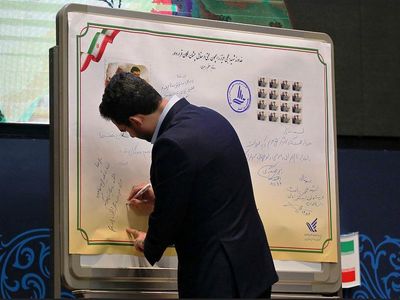 امضای وزیر ارتباطات در پای تمبر شهید مدافع حرم محسن حججی