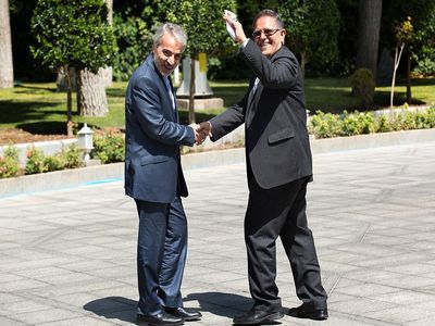 ژست جالب ولی الله سیف و نوبخت پس از جلسه هیات دولت