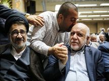 بوسه جالب یک شهروند بر سر وزیر نفت در مراسم ختم
