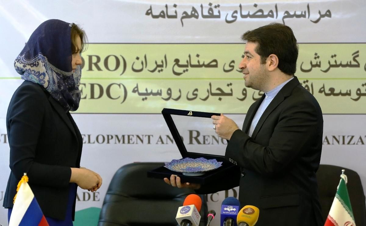 هدیه علی عراقچی به یلنا گولینا رییس شورای توسعه اقتصادی روسیه