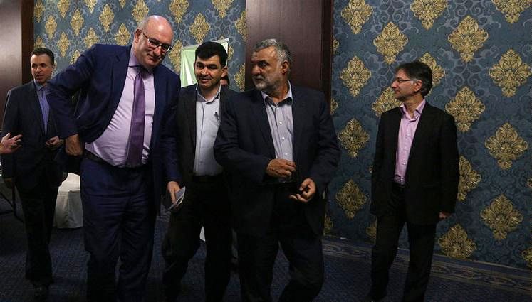12 هزار هکتار از عرصه گرد و خاک تا پایان سال مالچ پاشی می شود/ مرطوب سازی کانون های گرد و غبار هندیجان، مارون و زهره