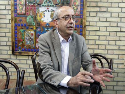 وزرا و معاونان رئیس جمهور با هم اختلاف دارند/ با منتفی شدن افزایش قیمت بنزین بودجه اشتغالزایی دولت روی هوا رفت/ تورم دو رقمی و گرانی دلار در سال آینده در کمین ماست