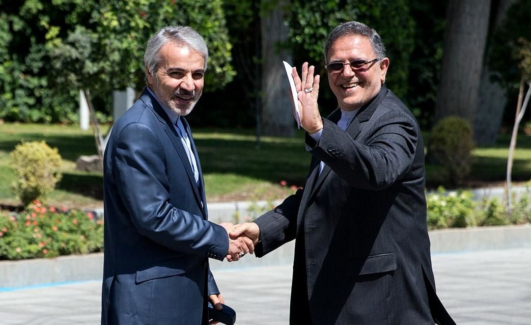 براساس محاسبات ما قیمت دلار باید زیر ۴۰۰۰ تومان باشد/ بانک مرکزی باید مدیریت قوی‌تری بر بازار ارز داشته باشد