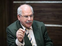 بانک مرکزی نمی‌تواند ارز کافی به بازار تزریق کند/ دولت دلار مورد نیاز خود را از یکی از همسایگان غربی تهیه می‌کند/ بخشنامه جهانگیری محدودیت ارزی برای کشور ایجاد کرد