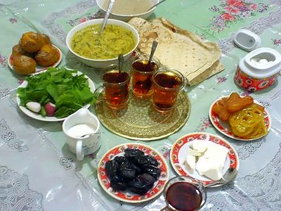 گرانی اقلام خوراکی در ماه رمضان ۲ برابر تورم است / تخم مرغ نسبت به ماه رمضان پارسال 63 درصد گران شد/ کره، پنیر، شیر و ماست گران شدند+ جدول