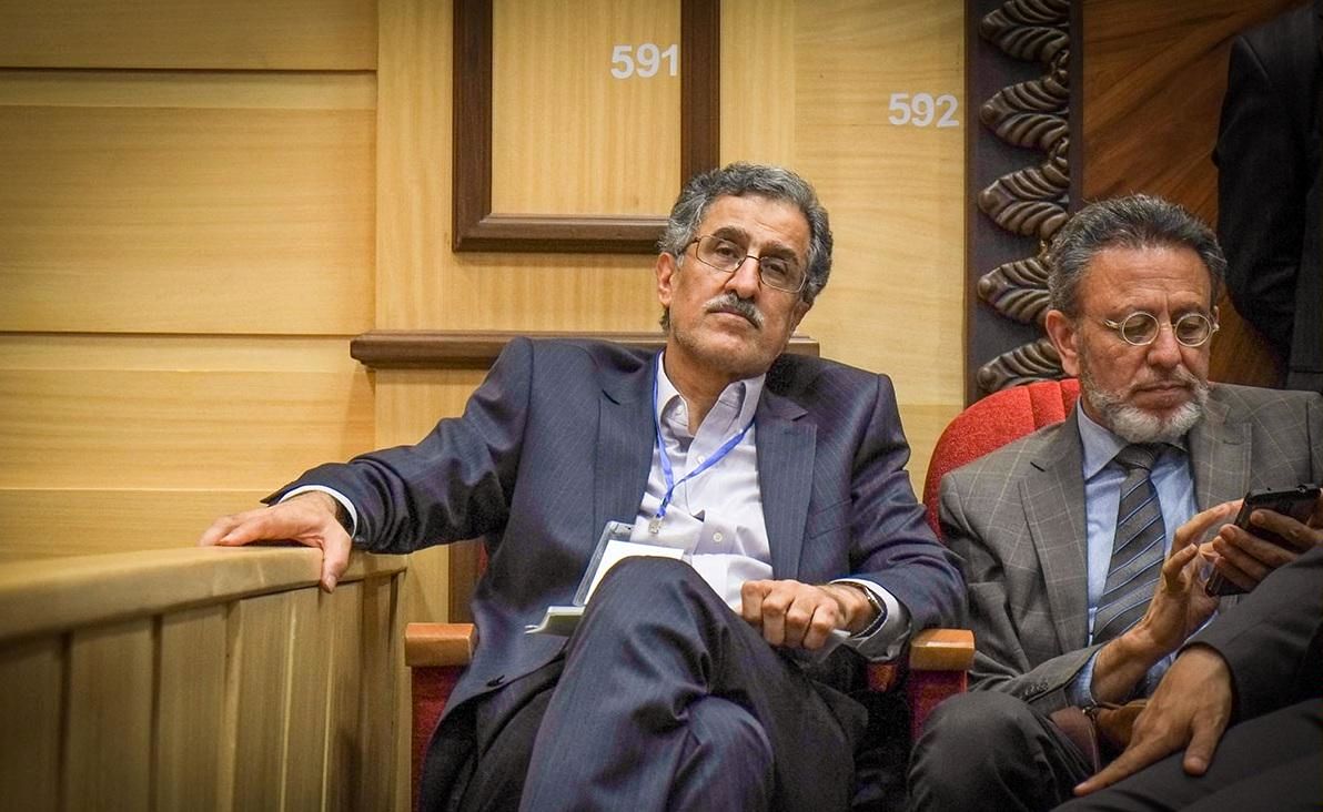 رشد نقدینگی زمینه افزایش قیمت ارز را فراهم کرد/ فاصله 2000 تومانی بین ارز آزاد و دولتی رانت خطرناکی ایجاد کرده/ تداوم وضع فعلی بازار ارز مردم را نسبت به آینده بیاعتماد میکند