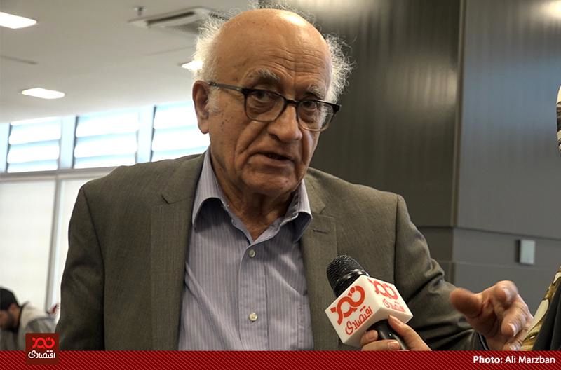 چرا کسی از تیم اقتصادی روحانی برکنار نمی‌شود؟!/مدیران اقتصادی کشور خیلی پرتند/ نمایندگان باید هم وزیر اقتصاد و هم رئیس کل بانک مرکزی را تغییر دهند/ اگر هزار میلیارد دلار هم سکه به بازار بریزید، التهاب بازار نمی‌خوابد