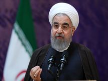 فیلم:: حسن روحانی: امروز وقتی رئیس بانک مرکزی میگوید دلار نخرید، قیمتها پایین میآید، همه مطمئن میشوند که قیمتها پایین میآید و دست از خریدن دلار برمیدارند!