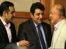 بانک مرکزی لیست کامل وارد کنندگان با دلار 4200 تومانی را دارد/ میخواهند تقصیرها را به گردن وزارت صنعت بیندازند/ دولت اصرار دارد که دلار روی 4200 تومان بماند