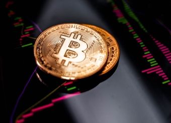 بیت‌کوین در یک قدمی ۵۲ هزار دلار