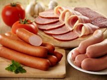  کاهش ۳۰ درصد مصرف سوسیس و کالباس/ گرانی گوشت و مرغ تاثیر زیادی روی قیمت فرآورده‌های گوشتی دارد