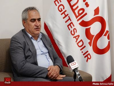فردی داریم که رئیس کمیسیون کشاورزی شده و کارت خودش را به فرد دیگری می‌دهد تا با آن وارد جلسه هیات نمایندگان اتاق شود!