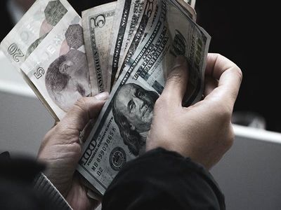 قیمت طلا، سکه و دلار امروز ۱۴۰۰/۰٨/۱۲| قیمت‌ها بالا رفت