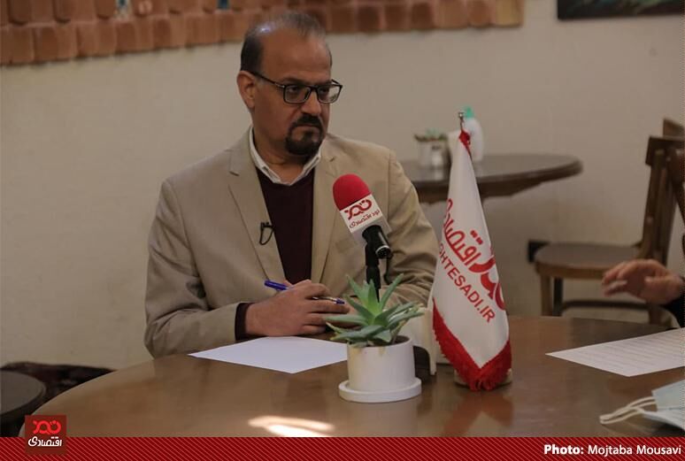 دبیر انجمن خودروسازان به چه جراتی دولت را تهدید می‌کند؟