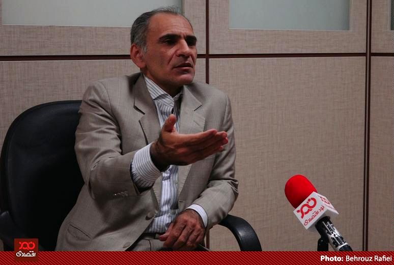  اگر مسئول بانک مرکزی بودم فورا بساط صف‌های خرید دلار جلوی صرافی‌ها را جمع می‌کردم