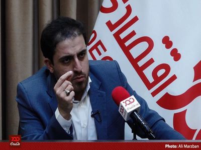 عرضه دلار و یورو با کارت ملی تاراج منابع ارزی کشور است