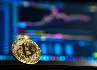 نوسان نرخ ارز‌های دیجیتال در بازار؛ ثبات بیت کوین در کانال ۵۰ هزار دلار