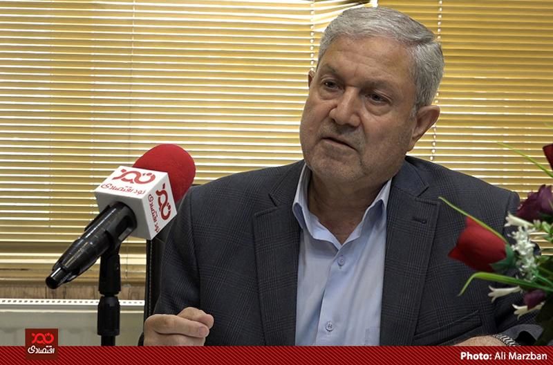 علیرغم تاکید رهبری و مصوبه مجلس، وزارت صمت به دنبال واردات کلاه، کفش و لباس است