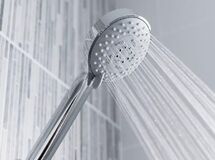 در سال ۱۳۵۷ حدود ۴۶ درصد از جمعیت شهرنشین ایران به حمام دسترسی نداشتند