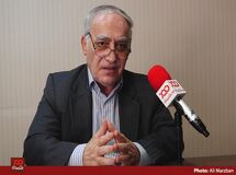 دولت در شرایطی پتروشیمی را صادر می‌کند که تولیدکنندگان برای رفع نیاز خود از خارج محصولات پتروشیمی وارد می‌کنند