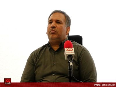 آقای رئیسی چرا تکلیف دلار ۴۲۰۰ تومانی را مشخص نمی‌کنید، چرا دراینباره تصمیم نمی‌گیرید؟