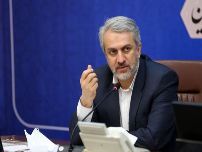 خودمان با دست خودمان قیمت کالاها را به ارز وصل می‌کنیم