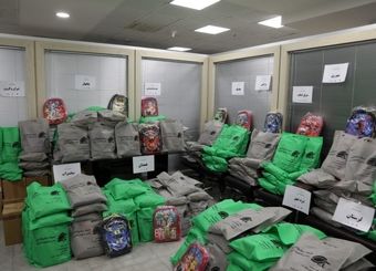 توزیع بسته‌های آموزشی بنیاد یاس بین دانش‌آموزان بی‌بضاعت کشور