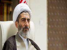 دشمن باورهای عمومی جامعه ما را به گونه‌ای هدایت می‌کند که انگار فساد در بین مسئولان ما گسترده است