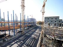 اجرای برخی پروژه های عمرانی کشور ۳۰ ساله شده و نسل اول مدیران آن بازنشسته شده‌اند!