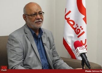 فرد در ۵۰ سالگی بازنشسته می‌شود، اما نمی‌تواند در خانه بنشیند و می‌رود سراغ کار؛ بنابراین جای جوانان را می‌گیرند!