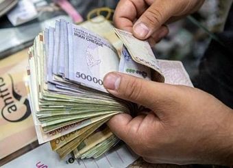 از ۹۰۰ هزار تا یک میلیون تومان حداقل افزایش حقوق برای کارمندان و بازنشستگان