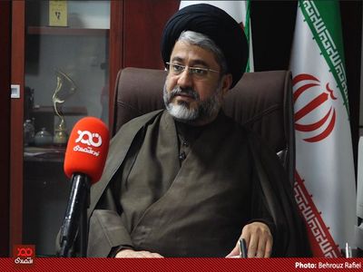 همین الان نیروهای زنگنه و ابتکار در وزارت نفت و محیط زیست فعالند و بحث آلوده بودن بنزین پتروشیمی‌ها از سوی آن‌ها دنبال می‌شود