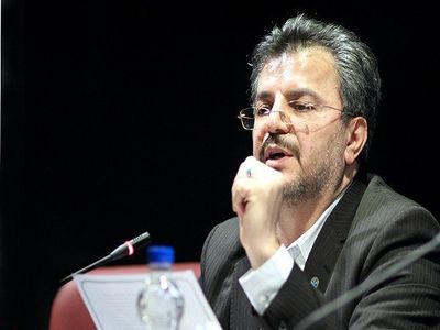 هنرمندی که می‌خواهد کارت عضویت بگیرد حداقل باید یک محل کار اقتصادی معرفی کند نه این که به آدرس اتاق و با یک کارت بانکی برای این افراد کارت عضویت صادر شود (۱)