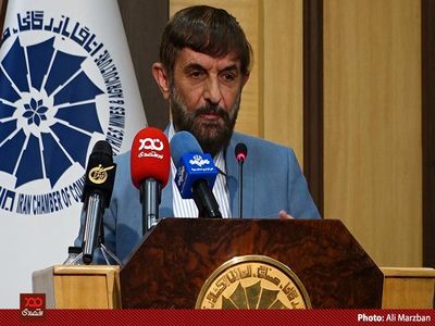 بانک‌ها باید شرکت‌ها را الزام به حضور در بورس کنند و فقط به بورسی‌ها وام بزرگ بدهند