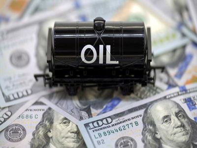 تاثیر تحولات بازار نفت بر کاهش قیمت دلار/ چرا از داده‌های بازار نفت باید انتظار کاهش قیمت ارز را داشت؟ + نمودار