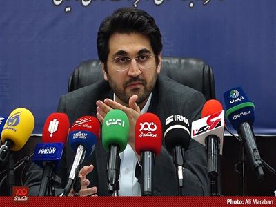 لوح مدیر برتر در مبارزه با فساد به رئیس کل سازمان امور مالیاتی اهداء شد