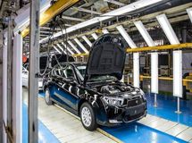 تولید خودروی سواری در ایران‌خودرو ۶ درصد کاهش یافت