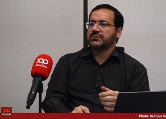 امروز وزیر کاری داریم که بجای دفاع از قشر کارگر می‌گوید افزایش دستمزد به ضرر کارگران است!