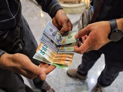 ماندگاری قیمت دلار در کانال ۵۷ هزار تومان