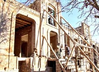 برخی نهادهای دولتی برای پیدا کردن آثار تاریخی کوه را می‌تراشند