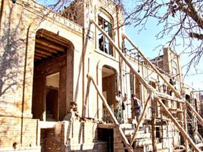 برخی نهادهای دولتی برای پیدا کردن آثار تاریخی کوه را می‌تراشند