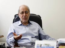 تا از علم اقتصاد حرف می‌زنیم همه می‌روند سراغ مکاتب/من مخلص علم اقتصاد هستم
