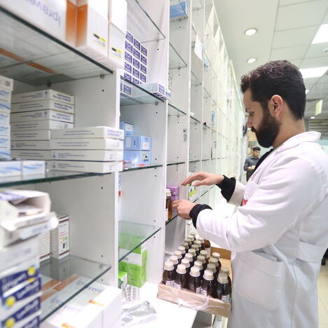 خط قرمز قیمت‌گذاری دستوری بر صنعت دارو / بدهی ۲۶۷ همتی، تولید را به مرز تعطیلی کشاند